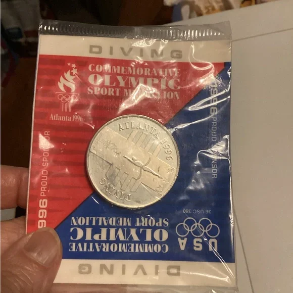 Collection of Atlanta 1996 pins and  coin - Picture 8 of 9